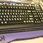 Fotografia przedstawiająca klawiaturę z czytnikiem braille'owskim